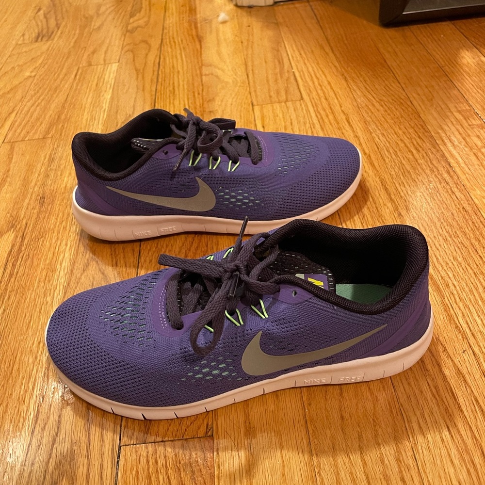 Youth Nike free RN sneakers!